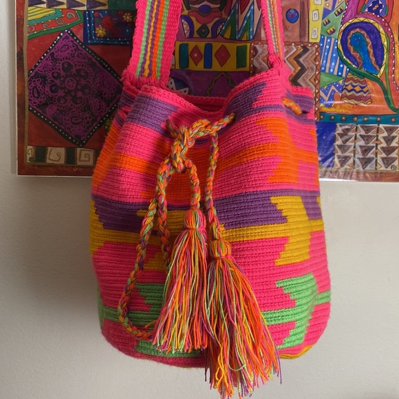 Colombian Wayuu hand woven one of a kind drawstring shoulder bag. - Picture 3 of 13
